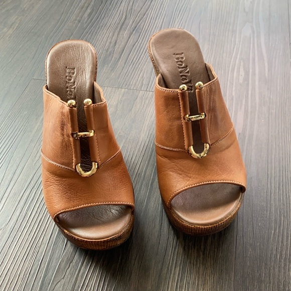 ⚡️🚚 MOVING SALE! 🤎 Cognac Leather Platform Mules w/ Gold Accents - Picture 1 of 11